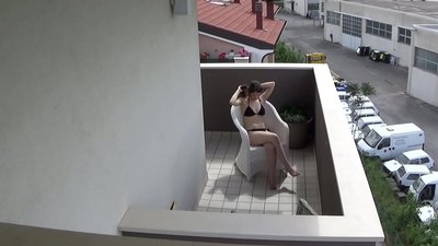 Basaasay saaxiibkayygii yaraa oo balakoonka ku siigaysanaya