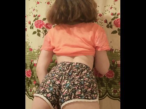 ❤️ Dhallaan yar oo sexy ah oo iska siibaysa surwaalka gaaban ee kamarada anaga